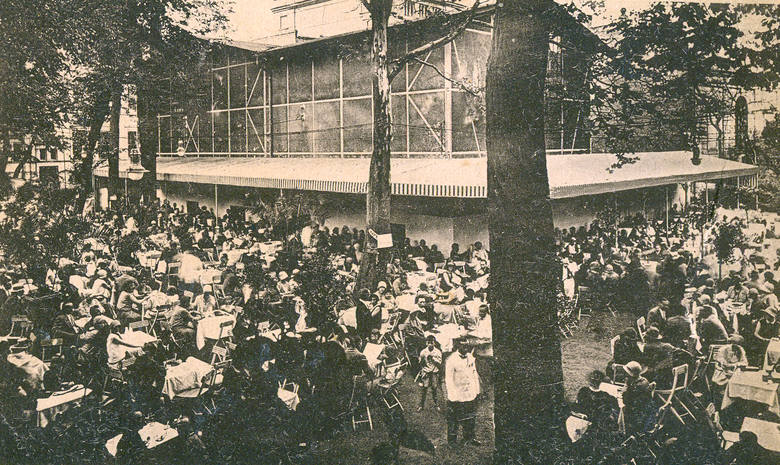 Kawiarnia "Teatralna" otwarta w l. 30 przez Zygmunta Ciupka. Położona wśród zieleni tuż przy Teatrze Miejskim cieszyła się dużą popularnością wśród gości. 