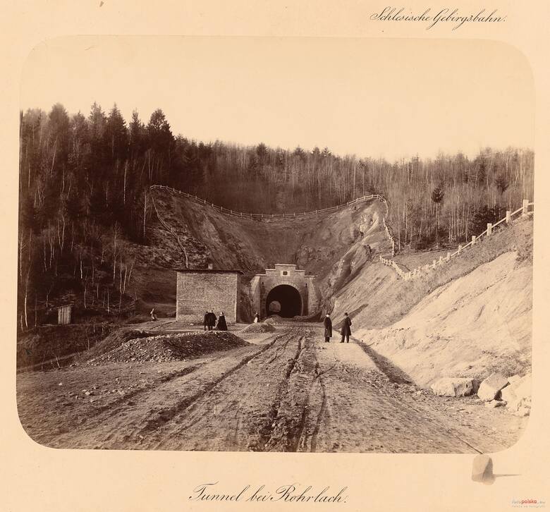 Tunel rozpoczęto budować w 1865 roku.