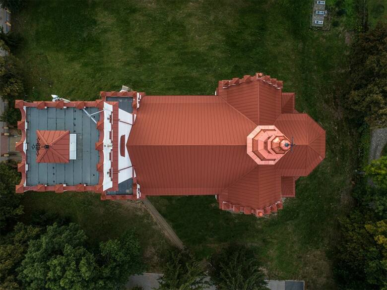 Z pomocą dla kościoła w Białowieży – nowe pokrycie dachowe