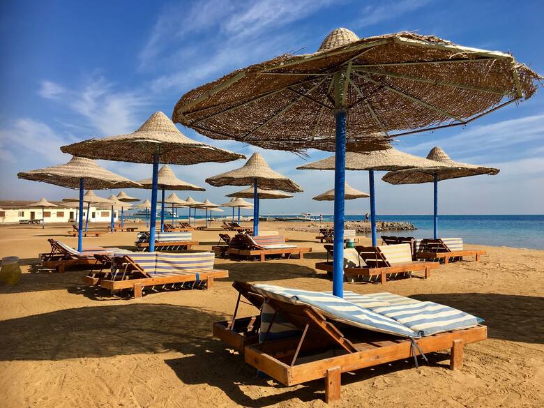 Leżaki i parasole na plaży w Hurghadzie