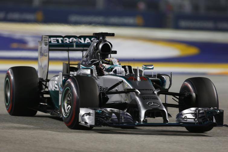 Lewis Hamilton nie dał szans rywalom w Singapurze