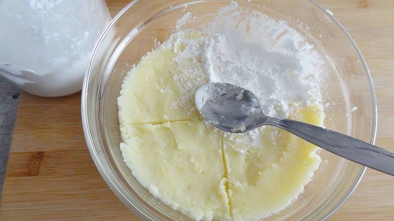 Wypełnij mąką ziemniaczaną miejsce po odłożonej 1/4 porcji ziemniaków.