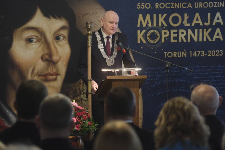 Toruńscy radni przenieśli się w czwartek do Sali Mieszczańskiej, gdzie wspólnie z zaproszonymi gośćmi celebrowali 550-lecie urodzin Mikołaja Kopernika. Goście najbardziej zasłużeni w pielęgnowaniu pamięci o wielkim astronomie, otrzymali okolicznościowe medale.