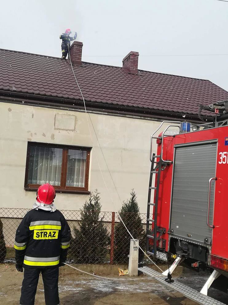 Pożar sadzy w kominie budynku w Skierniewicach 