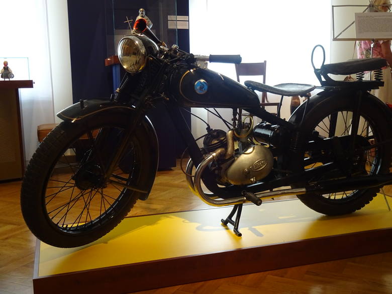 Jeden z symboli kieleckiego przemysłu - wyprodukowany niedługo przed wybuchem II wojny światowej  motocykl SHL 98
