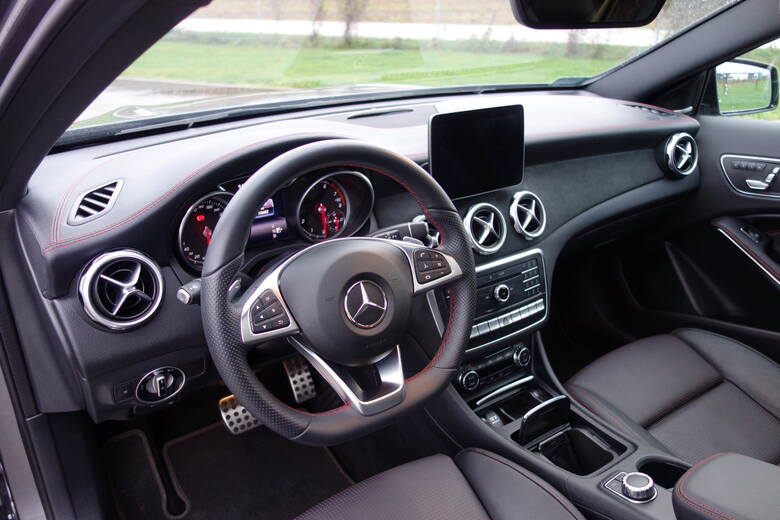 Mercedes GLA 220 4MaticModel oznaczony symbolem GLA to pierwszy kompaktowy SUV marki Mercedes-Benz. Jego sylwetka ma w sobie coś ze skrzyżowania sportowego