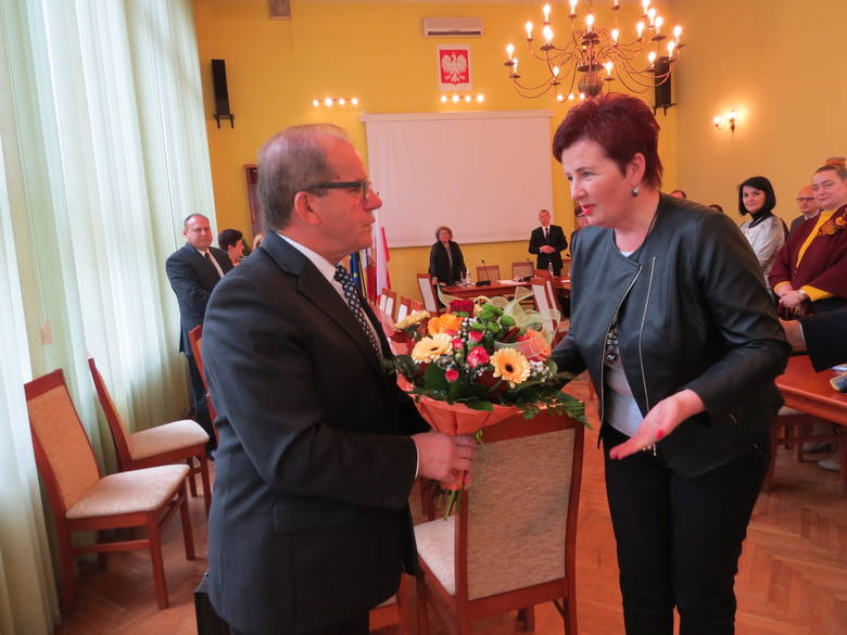 Renata Golec, przewodnicząca rady powiatu dziękuje senatorowi Józefowi Łyczakowi za pomoc szpitalowi.