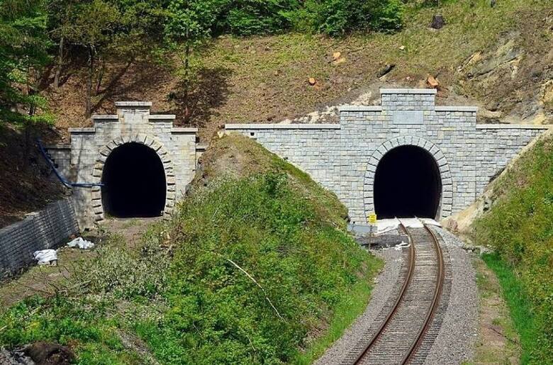 Dwa tunele, znajdujące się obok siebie dzieli tylko kilka lat różnicy. Starszy, znajdujący się po lewej stronie zdjęcia nie jest dziś użytkowany, a młodszy