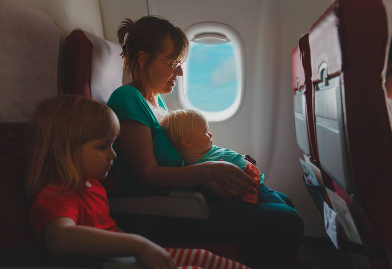 Matka z dwójką dzieci w samolocie
