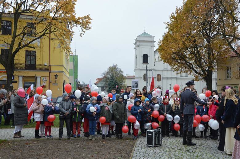 Patriotyczny marsz uczniów szkół pijarskich w Łowiczu [ZDJĘCIA]