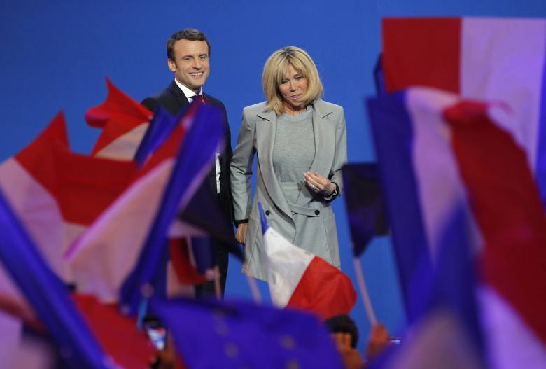 Emmanuel Macron i jego żona Brigitte po ogłoszeniu wyników pierwszej tury wyborów prezydenckich