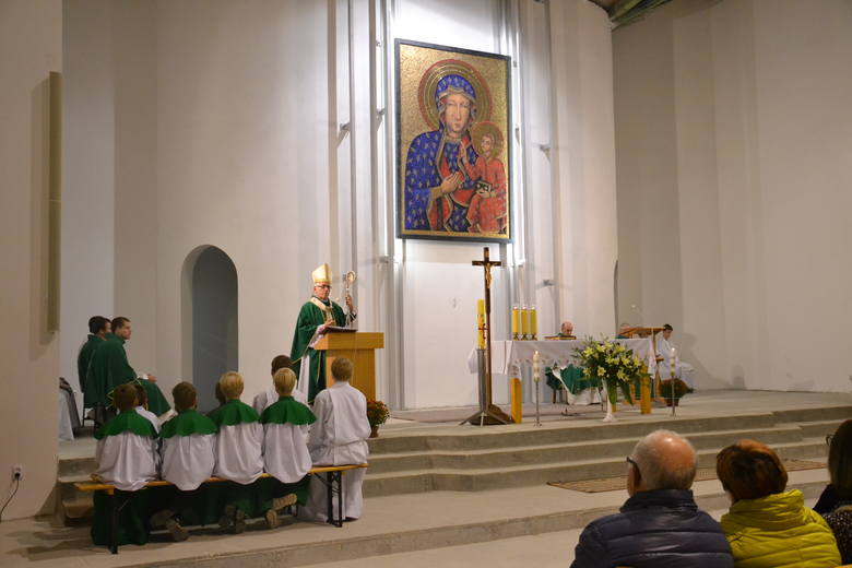 W budowanym kościele p.w. Matki Boskiej Częstochowskiej w Rybniku odbyła się symboliczna msza