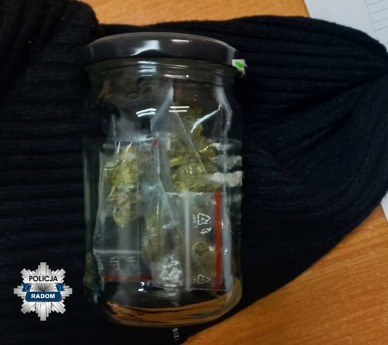Policjanci z Radomia zatrzymali 16-letnią złodziejkę. Ukradła perfumy, a w plecaku miała... słoik z narkotykami
