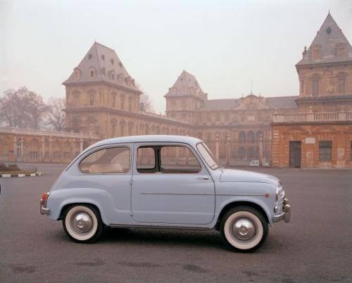 Fot. Fiat - Fiat 600 produkowany we Włoszech w latach 1955 - 1969 na zdjęciach z epoki. Początkowo drzwi otwierały się “pod wiatr” i nie było uchylnego,