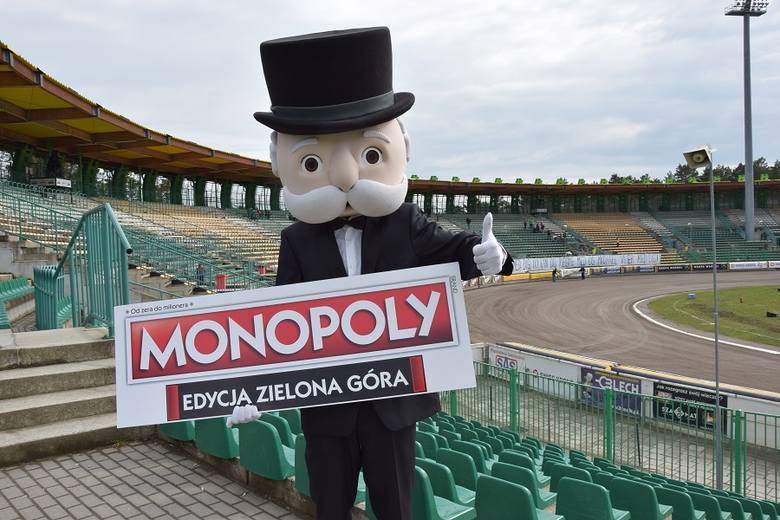 Pan Monopoly odwiedził w piątek, 10  maja stadion żużlowy - W69.