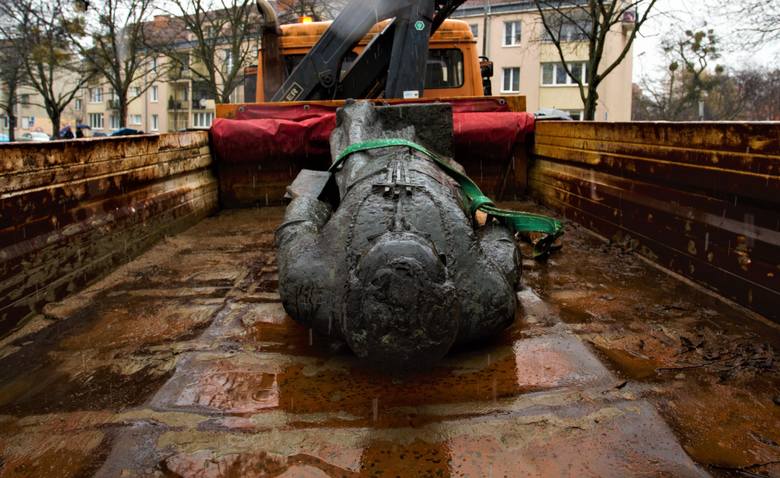 Przewrócono pomnik ks. Henryka Jankowskiego w Gdańsku 21.02.2019. Trzej mężczyźni zrobili to, aby 