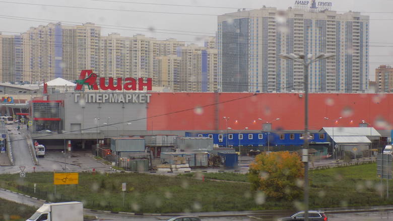 Przy obwodnicy Moskwy znajduje się mnóstwo sklepów wielkopowierzchniowych.
