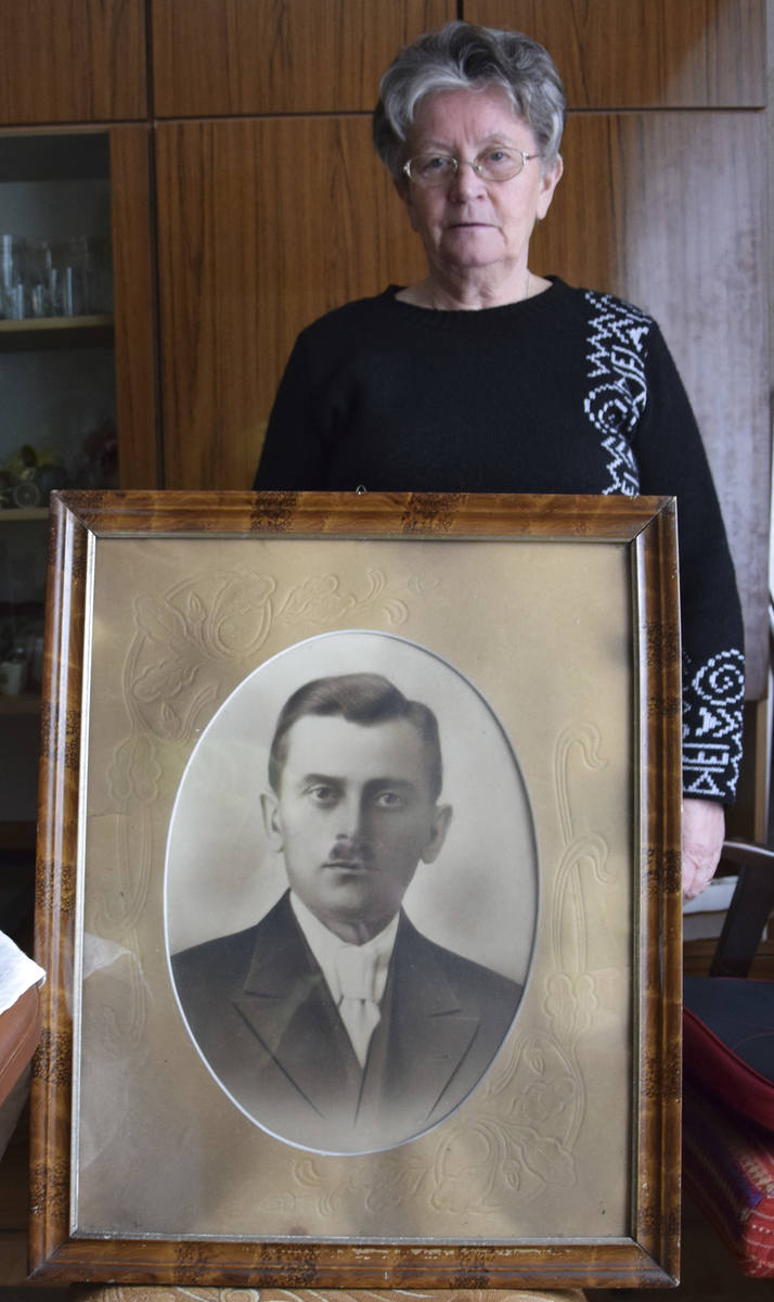 Elżbieta Rojek z portretem swojego ojca Stefana Walczaka.<br /> 