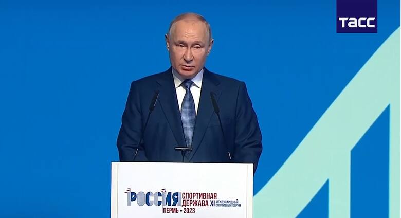 Prezydent Rosji Władimir Putin na mównicy podczas forum Rosja jest potęgą sportową” w Permie