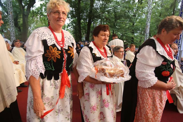 Pielgrzymka kobiet i dziewcząt do Piekar Śląskich