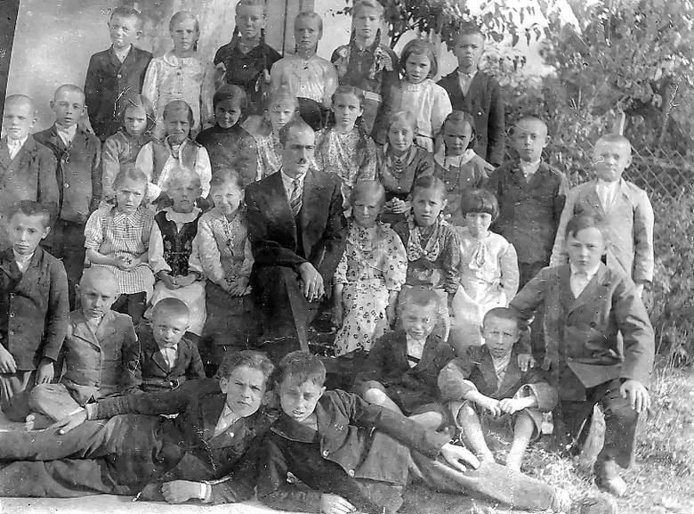 9 października 1942. Na zdjęciu uczniowie szkoły w Czołhańszczyźnie. Pierwszy z prawej w górnym rzędzie Marian Kubiszyn.