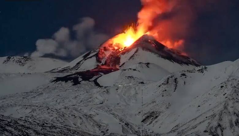 Erupcja Etny. Wideo pokazuje, jak lawa spływa po zboczach