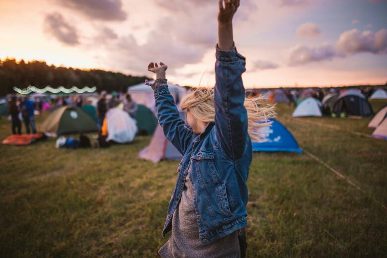 Kobieta tańcząca na polu namiotowym