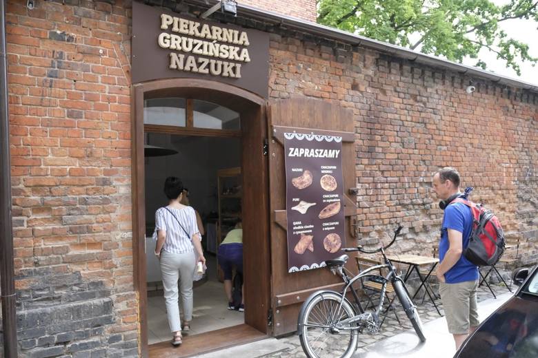 Na zdjęciu: Gruziński piekarz Dawid, przy pracy w piekarni &quot;Nazuki&quot; na starówce w Toruniu.