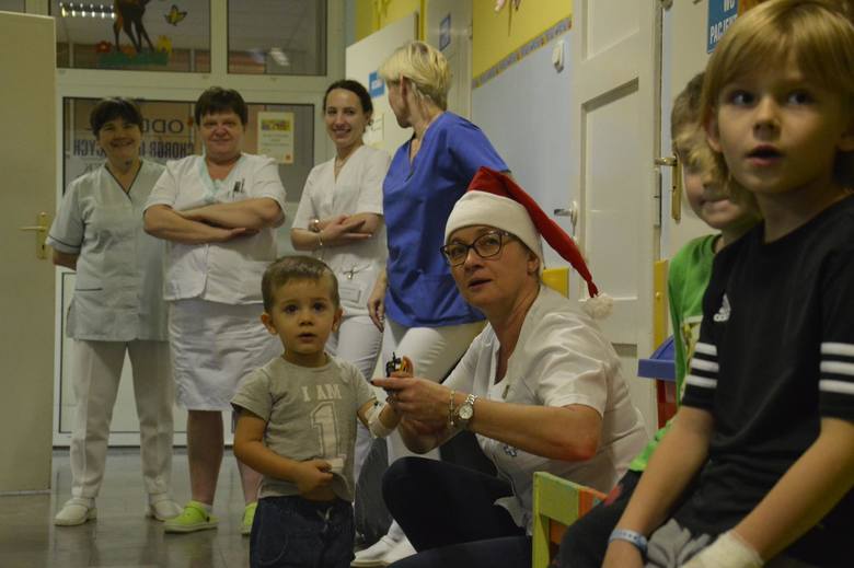 Mikołajkowe prezenty dla dzieci ze szpitalnej pediatrii w Łowiczu (Zdjęcia)