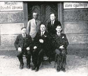 Zdjęcie zrobione przed budynkiem magistratu w Golubiu. Artur Reiske (w środku).