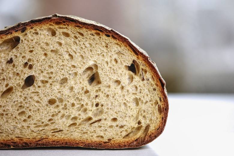 Prosty przepis na chleb na drożdżach świeżych i suchych. Jak zrobić domowe pieczywo?