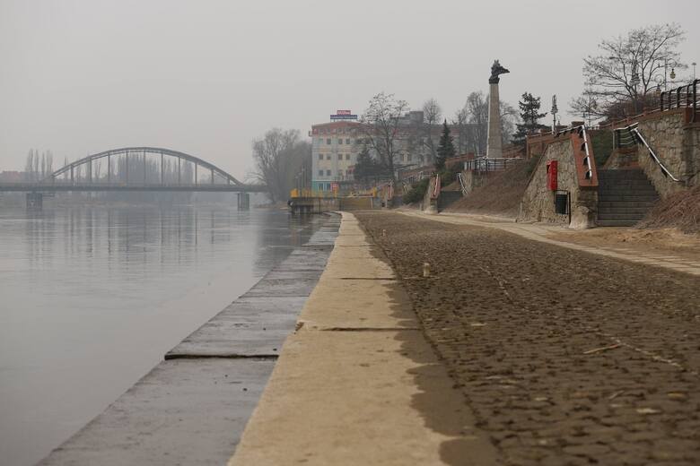 Spada poziom Warty w Gorzowie. Rzeka odsłoniła już dolne tarasy bulwaru.