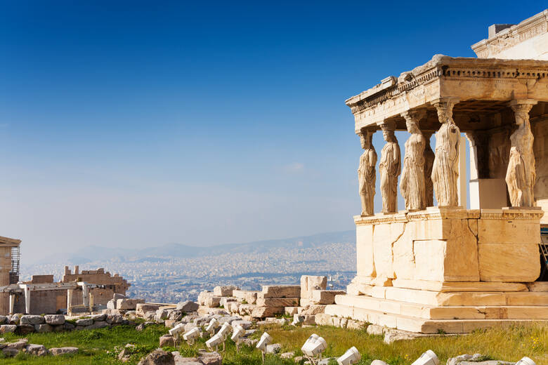 Widok na Ateny spod Erechtejonu, stolicy herosa Erechteusza. Słynne kariatydy - unikalne kolumny w kształcie kobiecych postaci - wspierają portyk z