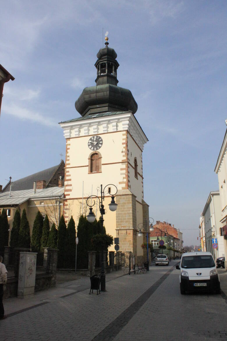 Średniowieczna dzwonnica z zegarem z krośnieńskiej fary