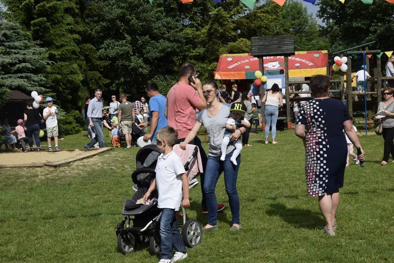 Zabawa na pikniku Rodzinnym w Przedszkolu nr 1 w Skierniewicach rozpoczęła się w piątek, 25 maja, po południu. Organizatorzy imprezy przygotowali wiele atrakcji nie tylko dla dzieci, ale i ich rodziców i opiekunów. Zresztą zobaczcie sami.