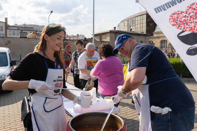 Zupa na Głównej - co sobotę członkowie stowarzyszenia i wolontariusze przygotowują i rozdają zupę potrzebującym na poznańskim dworcu, Pierwszy z prawej - Jacek Bogusz.