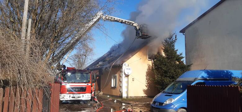 Pożar domu jednorodzinnego w Hrubieszowie. Trwa akcja dogaszania budynku