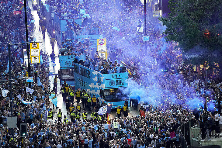 Grealish odurzony piwem i wódką, Haaland oblany szampanem, Guardiola epicko z cygarem. Parada miejska Manchesteru City główną imprezą lata!
