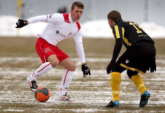 Łukasz Staroń ma za sobą debiut w pierwszoligowym meczu ŁKS, ale nadal czeka na pierwszego gola dla nowej drużyny.<br>