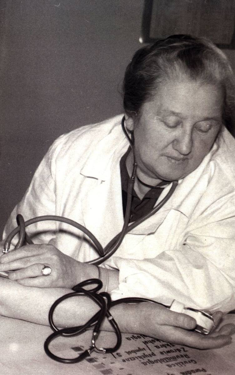 Stefania Perzanowska to lekarka, która w obozie na Majdanku stworzyła obozowy szpital więźniarski dla kobiet. Na Majdanek trafiła za działalność konspiracyjną. Zdjęcie z lat 60. XX wieku. 