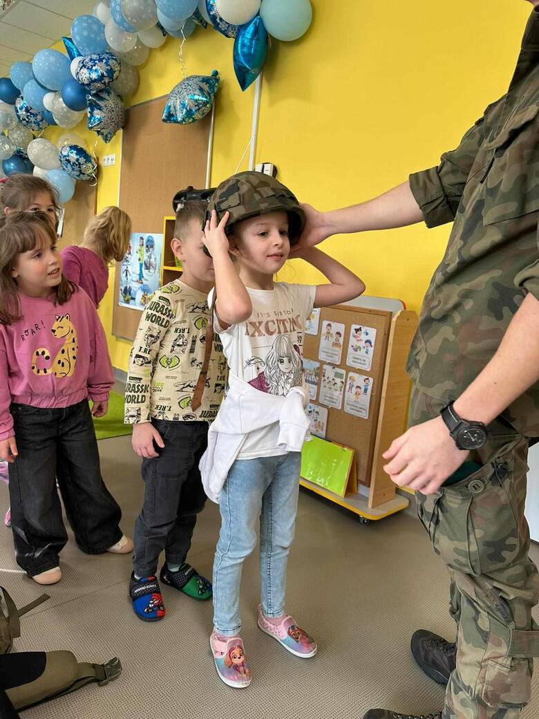 Żołnierze odwiedzili przedszkole. Maluchy były zachwycone. 