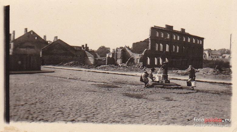 Październik 1939, wylot ulicy Żwirki. W tle zniszczony budynek na rogu z Gałeckiego. 