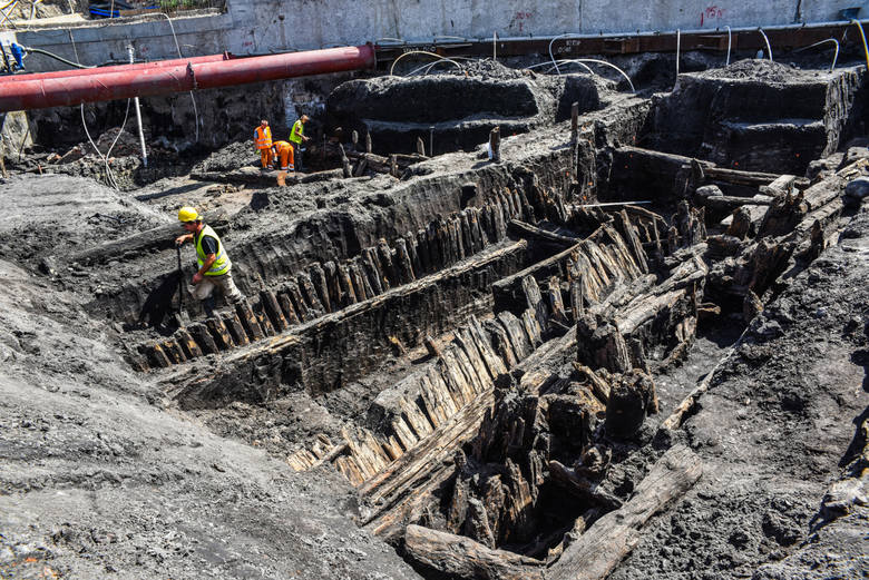Badania archeologiczne rozpoczęły się na początku czerwca. Odkryto już m.in. drewniane rury wodociągowe i koryta odpływowe, tysiące fragmentów naczyń oraz łyżwę.