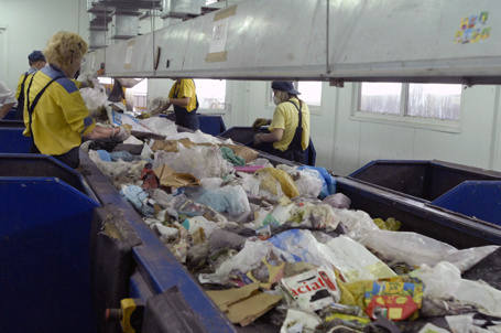Podczas kontroli składu odpadów komunalnych pracownicy łódzkiej sortowni liczyli m.in., ile zużytych pieluch wyrzucają łodzianie.    