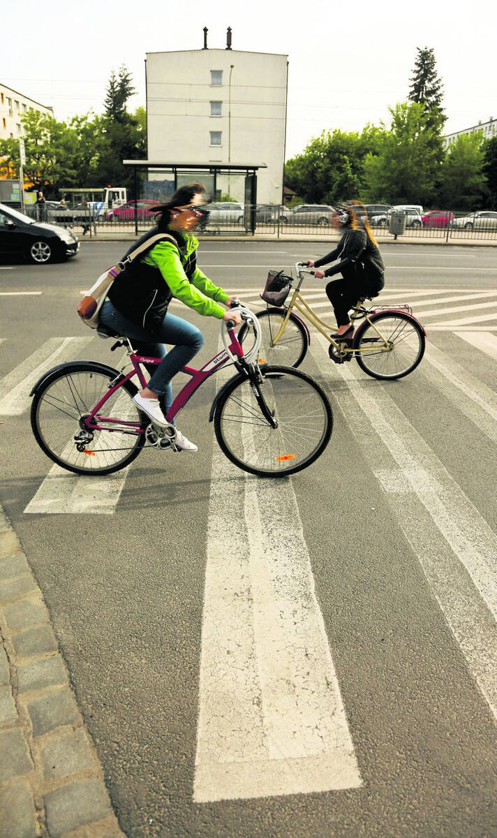 Ścieżka rowerowa namalowana jest po drugiej stronie Legnickiej. Ale wielu rowerzystów z niej nie korzysta, bo trudno się tam dostać  fot. Paweł Reli