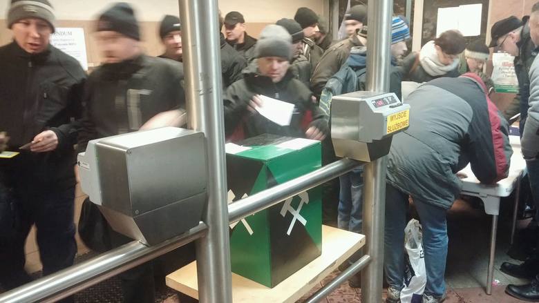 Referendum w JSW.<br /> Dziś w kopalniach Jastrzębskiej Spółki Węglowej rozpoczyna się referendum strajkowe, które potrwa do jutra. Górnicy oddają głosy na kartach i wrzucają do urn, ustawionych w pobliżu kopalnianych bram i cechowni. Na Jas-Mos głosowało już od rana 600 górników.