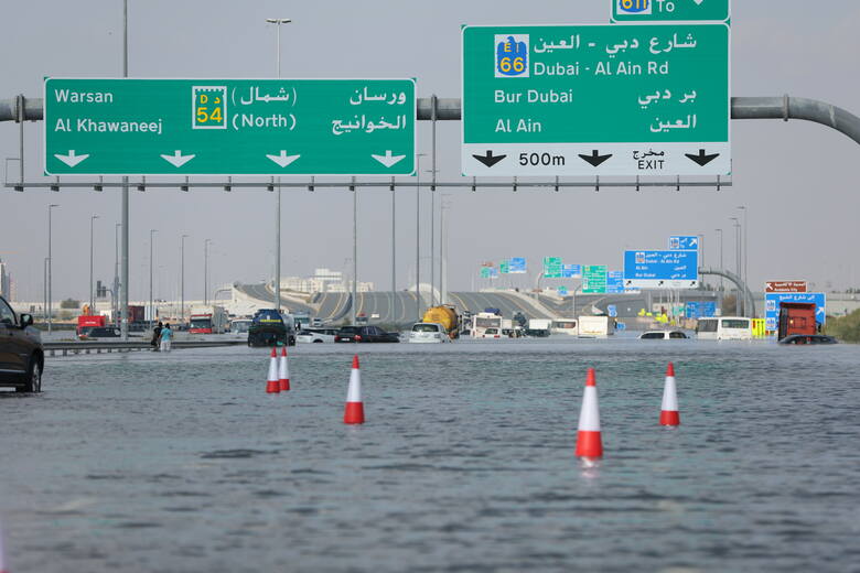 Główna autostrada Dubaju wygląda jak rzeka. Deszcz przesuwa samoloty po płycie lotniska