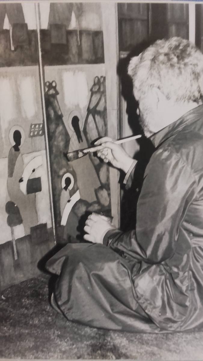Jerzy Nowosielski pracuje nad ikonostasem w lubelskim seminarium, kwiecień 1989 r. Zdjęcie pochodzi z seminaryjnej kroniki. 