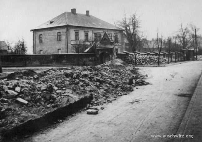 Wyburzanie muru plebani przy kościele Wniebowzięcia Najświętszej Maryi Panny. Niemcy postanowili zbudować tędy drogę (dzisiaj ul. Dąbrowskiego)