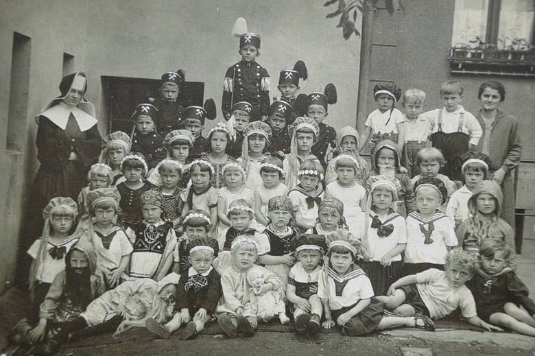 Siostry boromeuszki opiekowały się dziećmi. Na zdjęciu grupa, która uczęszczała do ochronki w Zakładzie św. Józefa (1930 r.).